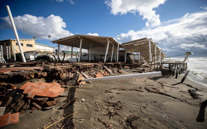 Mareggiata A Ostia, Erosione Della Spiaggia E Danni Agli Stabilimenti ...